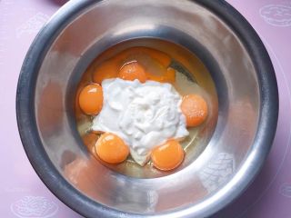 酸奶蛋糕,蛋黄中加入玉米油、酸奶和30克绵白糖。