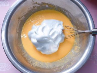 酸奶蛋糕,取1/3的蛋白霜放入蛋黄糊中，从下往上翻拌均匀。