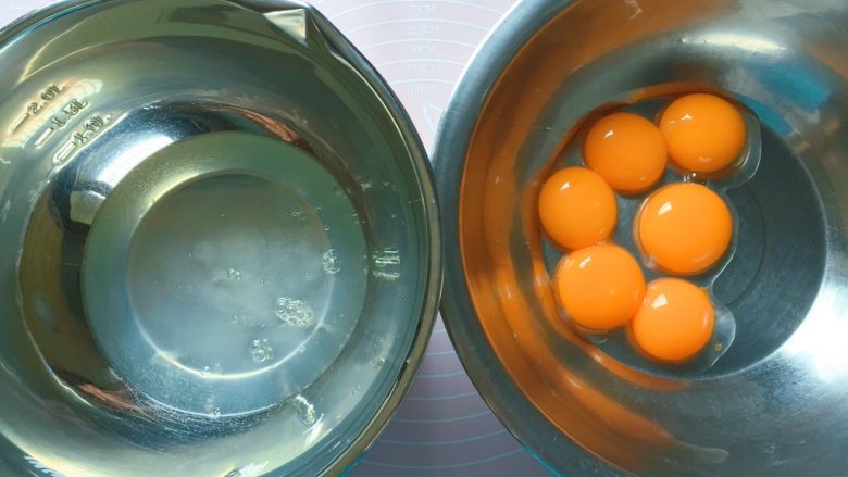 酸奶蛋糕,将蛋清 蛋黄分离，装蛋清的盆要确保无水无油。
