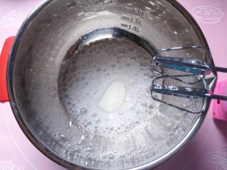 酸奶蛋糕,在蛋白中加入几滴白醋，80克绵白糖分次加入蛋白打发。