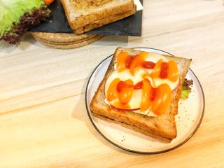 巨无霸早餐三明治😋,两个圣女果切成四分之一的块，摆上挤上番茄酱。