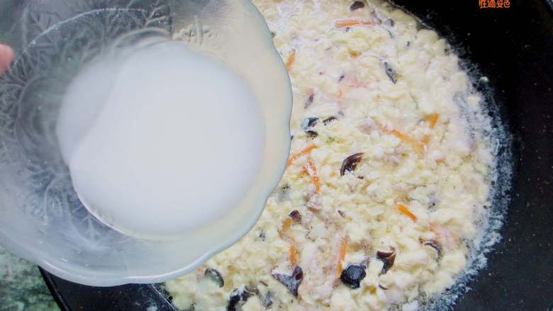 豆腐酸辣汤,加入了淀粉的酸辣汤会变浓稠，可以根据自己的喜好来调制淀粉的量，喜欢喝稠一点的可以多加一些。