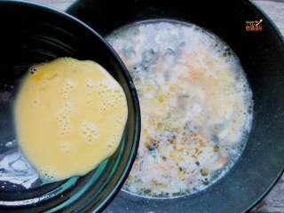 豆腐酸辣汤,加入淀粉勾芡后，把火稍微调大点，倒入鸡蛋液后搅一下，满锅的蛋花飘着。