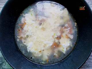 豆腐酸辣汤,倒入高汤或清水，放入豆腐碎，大火烧开