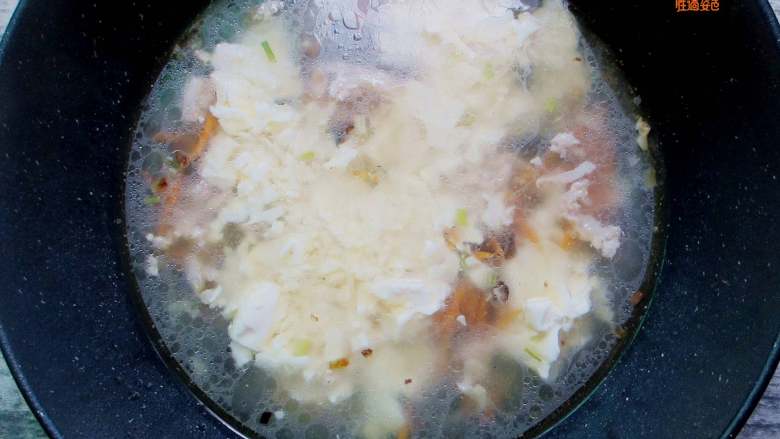 豆腐酸辣汤,倒入高汤或清水，放入豆腐碎，大火烧开