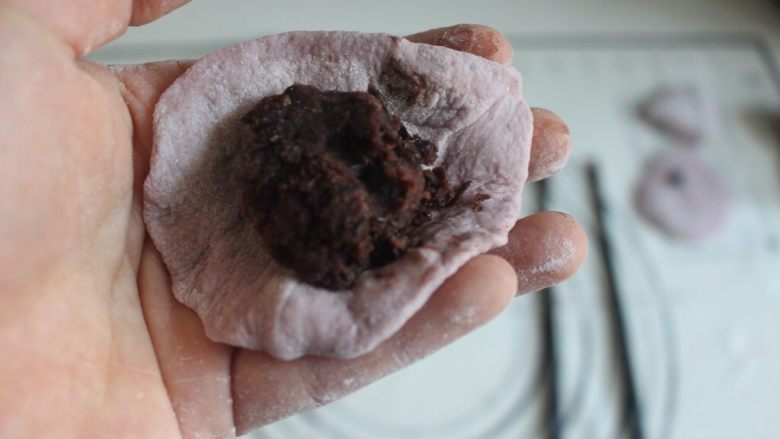 辅食 紫薯豆沙包（自制豆沙）,按扁之后擀成圆形，手指稍微弯曲，将豆沙包入