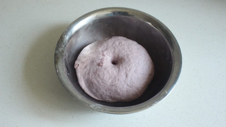 辅食 紫薯豆沙包（自制豆沙）,发好的面团用手指戳一下，面团不回缩也不凹陷就发好了。