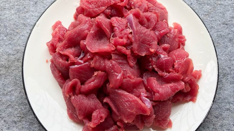 铁板牛肉,牛肉洗净切片