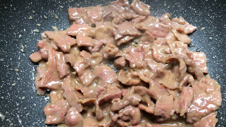 铁板牛肉,牛肉炒至8分熟，盛到盘里待用