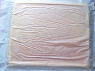 酸奶蛋糕,稍冷却后倒扣在铺了油纸的烤网上。