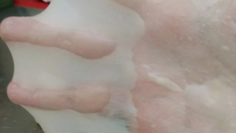 紫薯豆包,当面团薄膜与手掌接触时有空气混入，就会形成上图中的气泡。在合适温度下，面团内部不会有气泡产生。