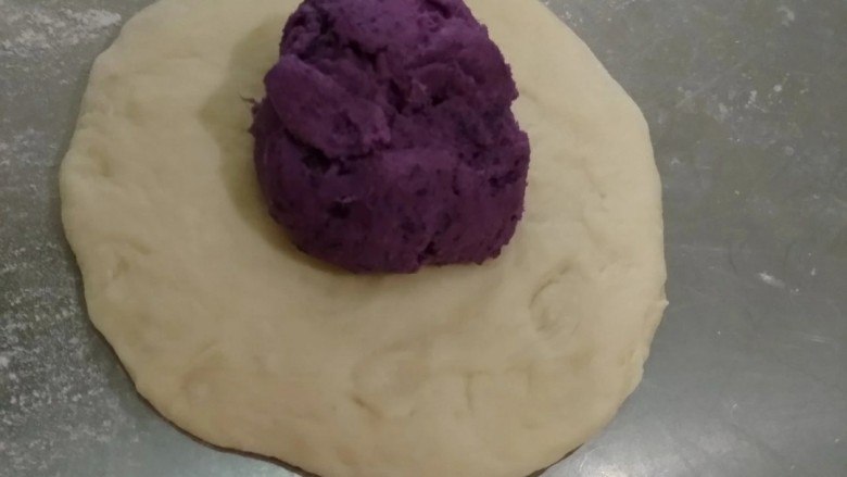 紫薯豆包,拍扁后包入紫薯泥。
