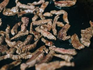 牛肉三丝,热锅加油，把牛肉烧成棕色，直到把肉煮熟，把牛肉从锅中取出，放在一边。