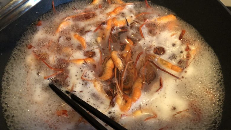 冰醉河虾,水再次煮开即可关火。