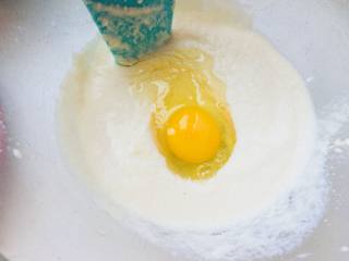 苦荞豆腐布朗尼,加入一个鸡蛋。搅拌均匀。鸡蛋不要太小。带壳要60克以上。