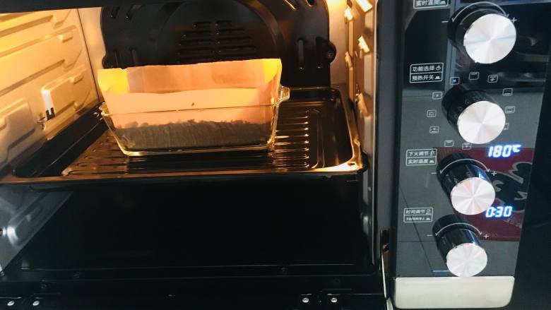 苦荞豆腐布朗尼,烤箱180度30至35分钟，具体时间根据自己烤箱脾气酌情增减。出炉摊凉放入冰箱冷藏。