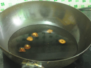 海鲜面,起锅倒入泡发香菇的水，再加入适量清水烧开