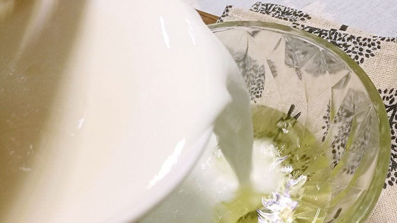 甜香润滑的奥利奥双皮奶教程,将热牛奶沿着模具边缘慢慢倒进碗内，留下第一层奶皮在模具最底层备用，将碗内混合物搅拌均匀。