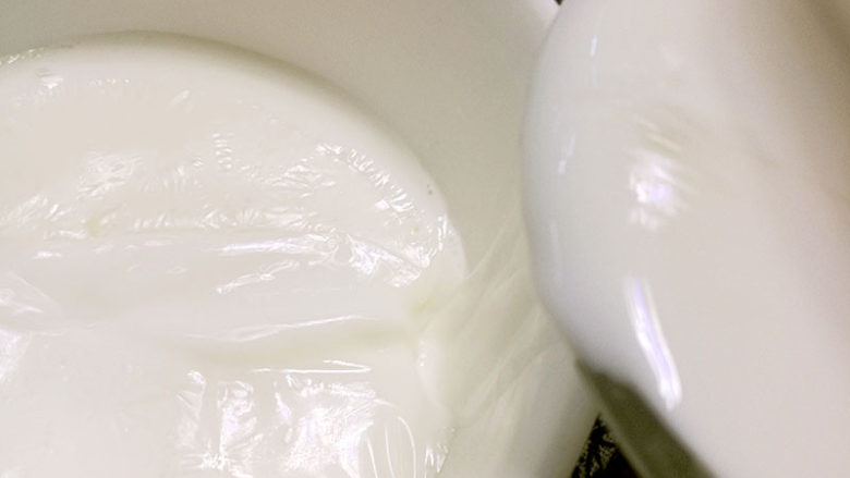 甜香润滑的奥利奥双皮奶教程,将混合好的液体重新从碗中倒入模具，撇去表层泡沫，放入蒸锅小火蒸20分钟，表面形成第二层奶皮。