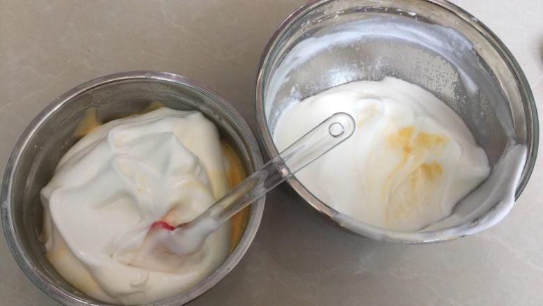 核桃杯子蛋糕,取1/2蛋白霜到蛋黄糊中用刮刀十字划拌均匀