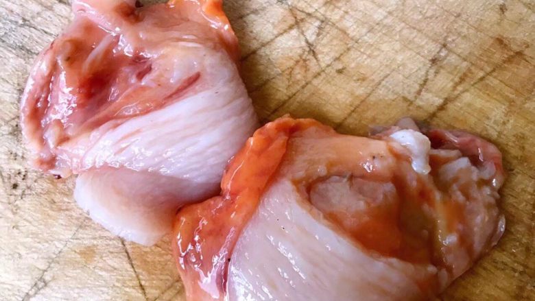 生吃赤贝,用刀或剪子处理掉赤贝的内脏