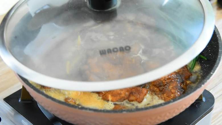 葱烤大排—本帮经典，一块根本不过瘾,加盖中火烧约8分钟。