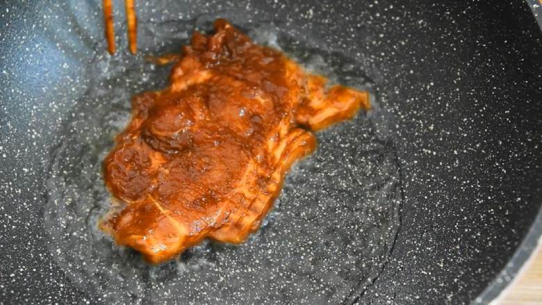 葱烤大排—本帮经典，一块根本不过瘾,油烧至7成热入大排，大火两面各煎10秒。