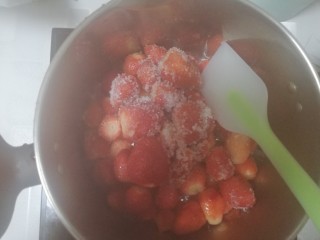 草莓酱,草莓洗净去蒂和白砂糖，柠檬汁一起倒入不锈钢锅中大火煮开