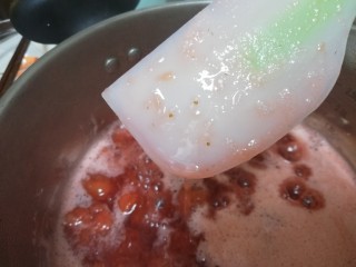 草莓酱,煮开后小火，用刮刀不断搅拌至粘稠，如果用刮刀挑起草莓酱全部流下来，还要继续煮