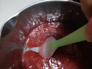 草莓酱,用刮刀在锅底划过可以轻易看见锅底，片刻才汇合一起说明草莓酱已经煮好了