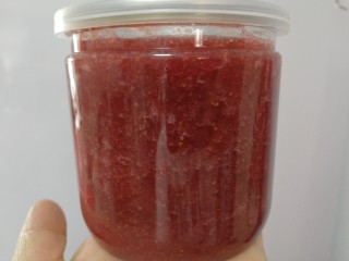 草莓酱,晾凉后可以装入容器中，密封冷藏保存3到6个月