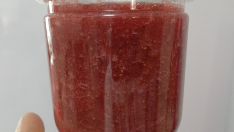 草莓酱,晾凉后可以装入容器中，密封冷藏保存3到6个月