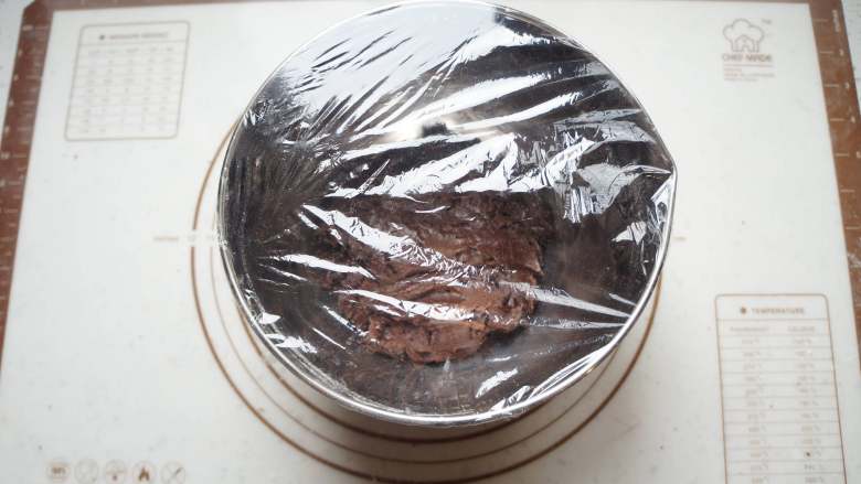 巧克力豆软曲奇,用保鲜膜敷口，放入冰箱冷藏1小时
