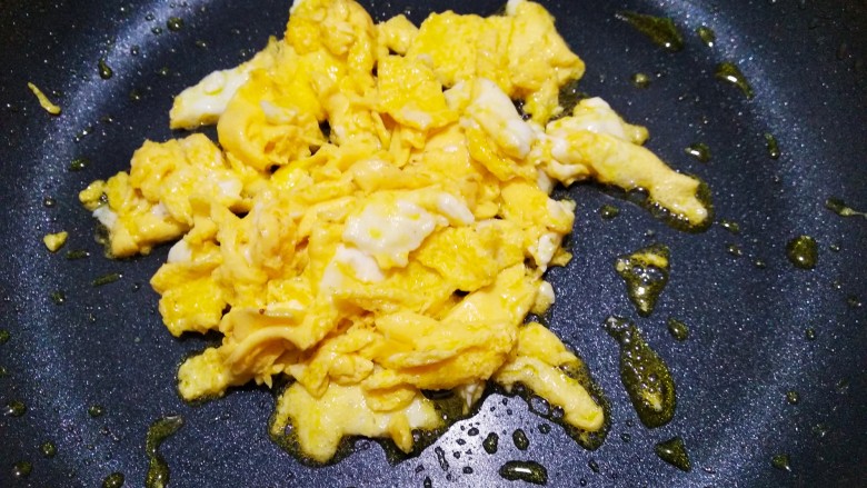 什锦炒河粉,油熟放鸡蛋炒好，盛出备用。