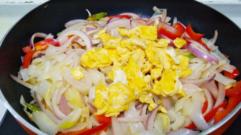 什锦炒河粉,放鸡蛋一起炒，放少许盐翻炒均匀。