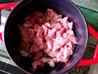 红烧肉炖土豆,五花肉洗净切小块