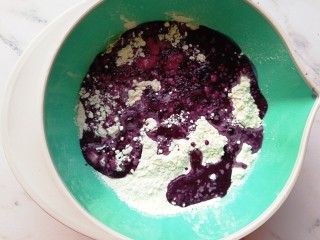 紫薯红枣发糕,将紫薯酵母水倒入面粉内