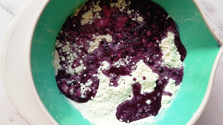 紫薯红枣发糕,将紫薯酵母水倒入面粉内