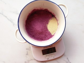 紫薯红枣发糕,称出紫薯粉和酵母