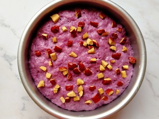 紫薯红枣发糕,发酵至两倍大，取出，撒上适量的红枣碎