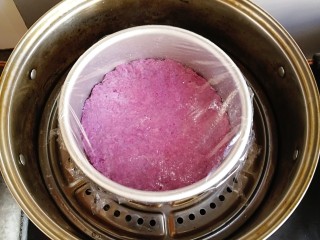 紫薯红枣发糕,模具上盖上保鲜膜，放入蒸锅进行发酵