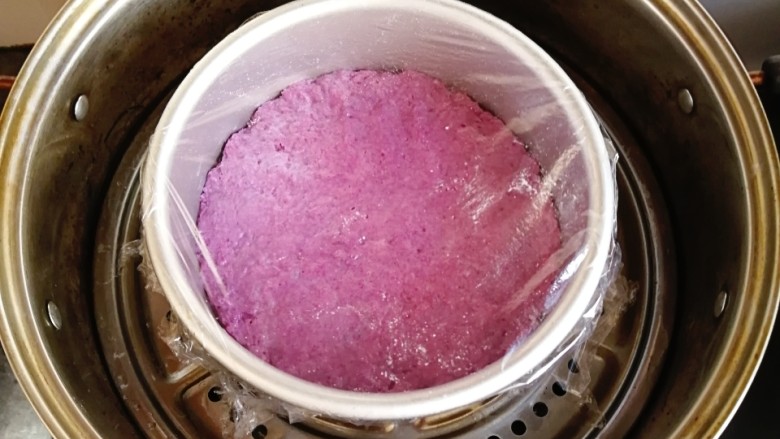紫薯红枣发糕,模具上盖上保鲜膜，放入蒸锅进行发酵