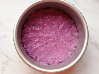紫薯红枣发糕,倒入面糊，抹匀