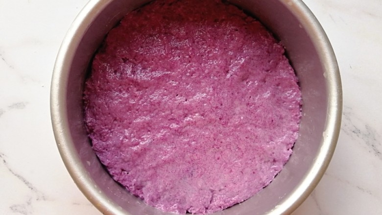 紫薯红枣发糕,倒入面糊，抹匀