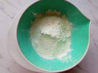 紫薯红枣发糕,首先将面粉和白糖混合均匀