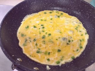 宝宝辅食12M➕：银鱼炒鸡蛋,锅里刷油，油热后倒入银鱼蛋液