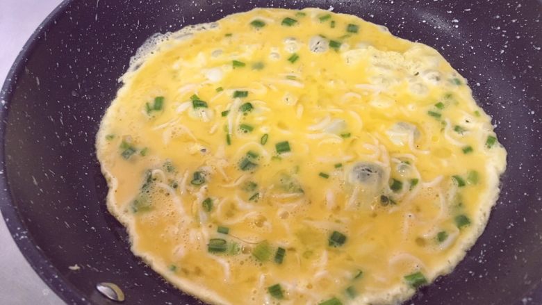 宝宝辅食12M➕：银鱼炒鸡蛋,锅里刷油，油热后倒入银鱼蛋液