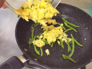 宝宝辅食12M➕：银鱼炒鸡蛋,青椒快要熟时，倒入刚才炒好的银鱼鸡蛋