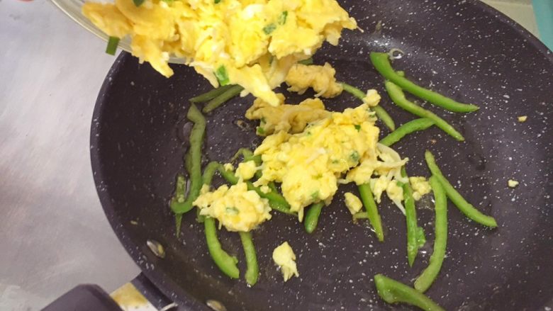 宝宝辅食12M➕：银鱼炒鸡蛋,青椒快要熟时，倒入刚才炒好的银鱼鸡蛋