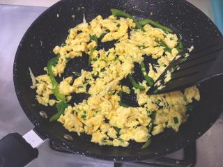 宝宝辅食12M➕：银鱼炒鸡蛋,快速翻炒搅匀半分钟即可出锅